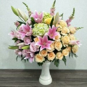 Rangkaian Bunga Meja Minimalis bisa Anda jadikan sebagai salah satu dekorasi ruangan serta hadiah romantis bagi pasangan