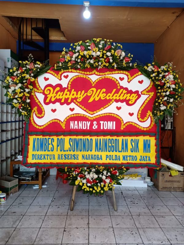 Untuk perayaan suci tentang kebersamaan ini, kami menyediakan beberapa papan bunga pernikahan siap kirim ke tempat resepsi pernikahan atau wedding venue.